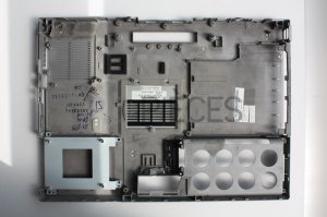 Plasturgie coque inferieure Dell Latitude D830